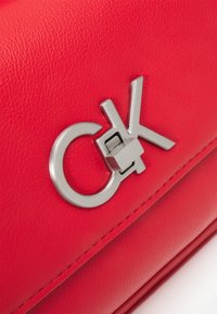 Calvin Klein RE LOCK CAMERA BAG FLAP - Borsa a tracolla - aurora red