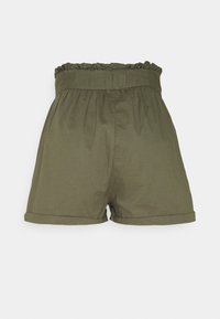 Shorts taille haute couleur vert olive avec taille élastiquée et ourlet retroussé, devant plat, fabriqués en tissu léger.