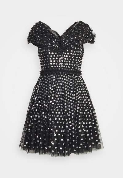 Rochie neagră cu mâneci din tul umflate, presărată cu paiete argintii. Corset ajustat, fustă evazată și detalii volan la talie.