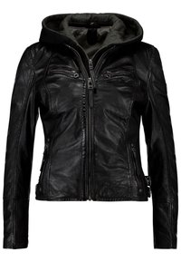 Veste en cuir noire avec un design ajusté, capuche grise et plusieurs poches zippées. Texture lisse avec des coutures visibles sur les manches et les côtés.