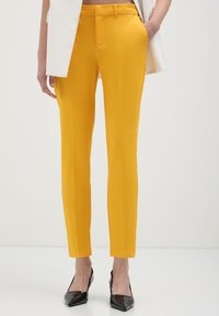 Calliope CAPRI IN - Chino - giallo