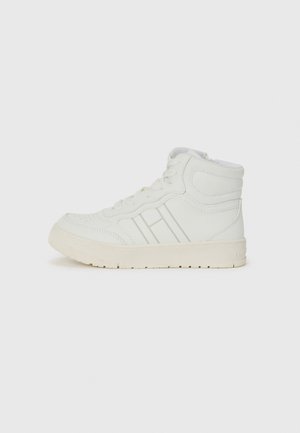 Białe sneakersy za kostkę wykonane ze skóry z teksturowanymi panelami i gumową podeszwą. Wyposażone w sznurowadła oraz subtelne linie na boku.
