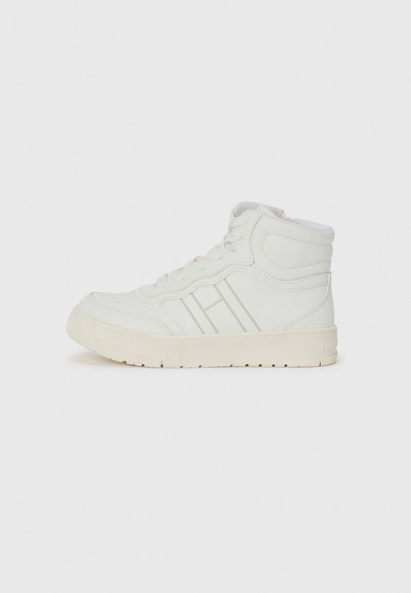 Hvite høyforede sneakers laget av lær med teksturerte paneler og gummisåle. Har snøring og subtile linjedetaljer på siden.