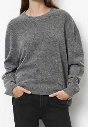Jersey gris hecho de material de punto suave, con un escote redondo, puños y bajo acanalados, con un corte holgado y hombros caídos.