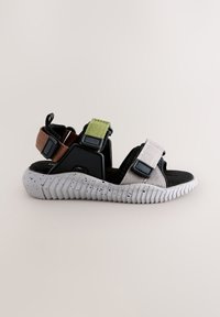 Sandales noires et grises avec des brides texturées en marron, vert et gris, dotées d'une semelle blanche mouchetée et de fermetures à boucle ajustables.