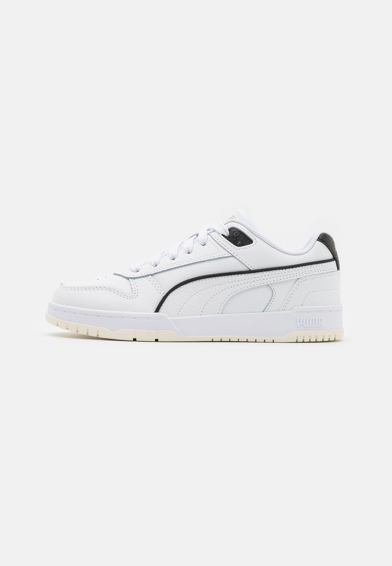 Hvide lædersneakers med sorte accenter, glat tekstur, flad gummisål, snørebåndslukning og PUMA-logo på siden og bagsiden.