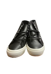 Svart högsko-sneakers med texturerat läder, vit gummisula, sex öglor med svarta snören och en röd logotagg på sidan.