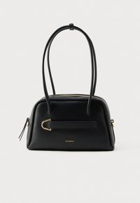 Bolso de cuero negro con forma redondeada, dos asas, detalles metálicos dorados y cierre de cremallera. Presenta un detalle de solapa frontal y superficie texturizada.