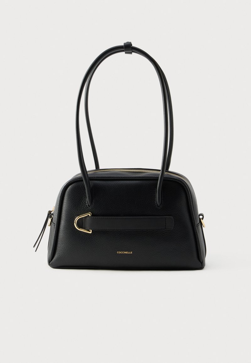 Bolso de cuero negro con forma redondeada, dos asas, detalles metálicos dorados y cierre de cremallera. Presenta un detalle de solapa frontal y superficie texturizada.