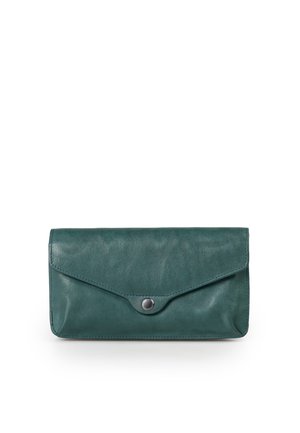 Turquoisegroene leren portemonnee met een voorflap die wordt gesloten met een enkele metalen drukknop op een witte achtergrond.
