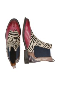 Leder-Stiefeletten mit burgunderfarbener Spitze und Ferse, einem zebra-musterierten Textilschaft, elastischen seitlichen Einsätzen und einem niedrigen schwarzen Absatz.