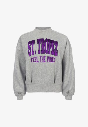 Grijze sweatshirt met een oversized pasvorm, hoge halslijn en lange, ballonmouwen. De voorkant toont paarse tekst: "ST. TROPEZ" en "FEEL THE VIBES."