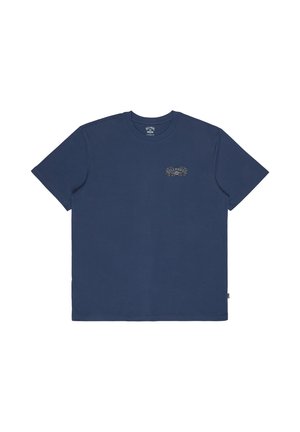 T-shirt à manches courtes bleu marine avec col rond et petit logo Billabong coloré sur la poitrine gauche.