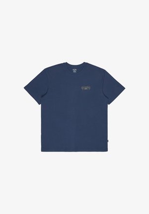 T-shirt à manches courtes bleu marine avec col rond et petit logo Billabong coloré sur la poitrine gauche.