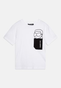 Camiseta de algodón blanca con un gráfico de dibujos animados negro en el pecho que representa una figura con gafas de sol y un bolsillo negro.