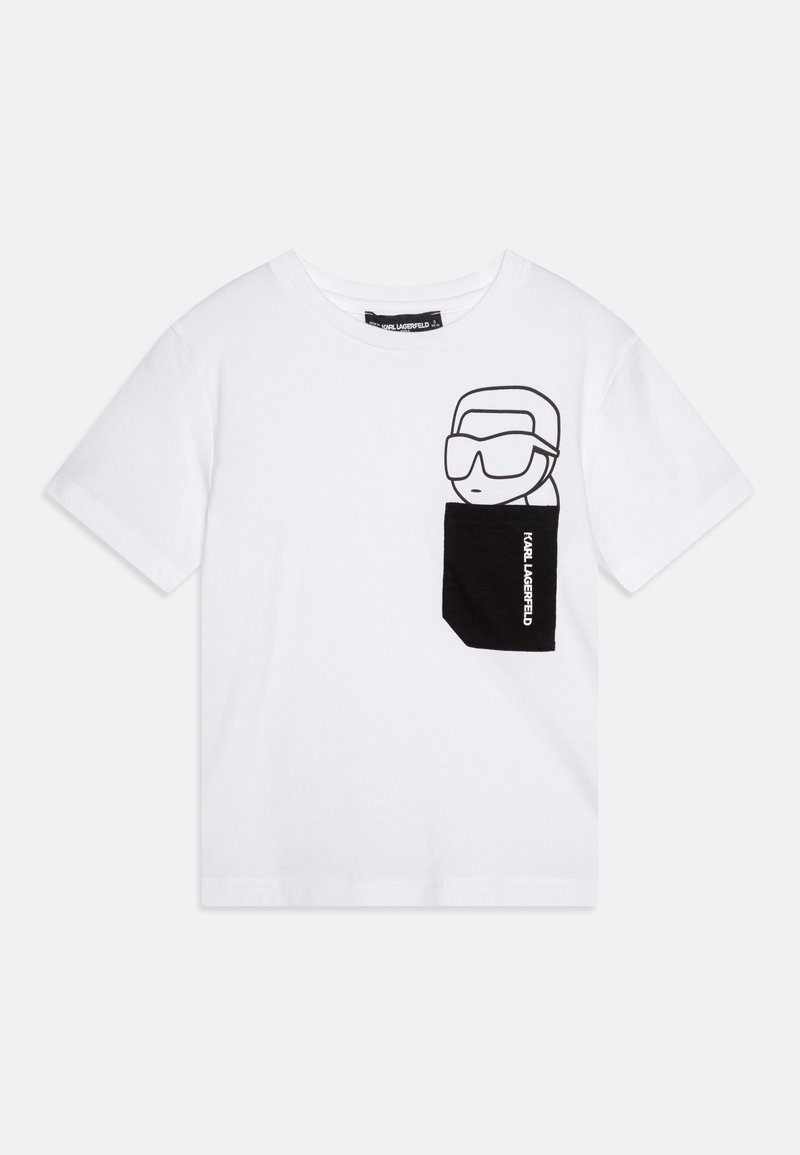 Camiseta de algodón blanca con un gráfico de dibujos animados negro en el pecho que representa una figura con gafas de sol y un bolsillo negro.