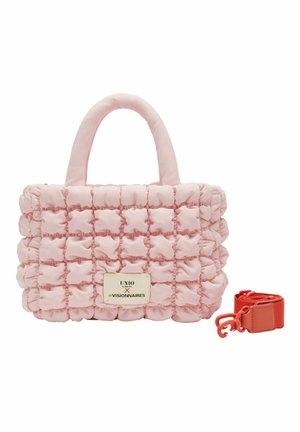 Sac à main matelassé rose avec motif rectangulaire rembourré, anses supérieures, étiquette blanche et bandoulière rouge détachable.