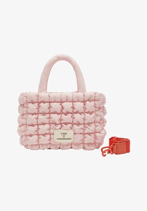 Sac à main matelassé rose avec motif rectangulaire rembourré, anses supérieures, étiquette blanche et bandoulière rouge détachable.
