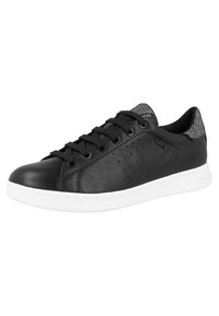 Sneakers in pelle nera con suola in gomma bianca, punta tonda e lacci piatti. Accenti neri con texture sul tallone e design perforato sui lati.