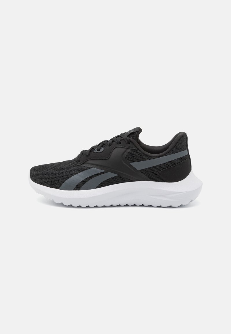 Baskets de sport noires et grises avec empeigne en mesh, lacets noirs et semelle blanche amortissante, vues de côté sur un fond uni.
