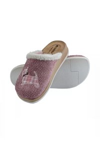 Pantofole rosa lavorate a maglia con bordo in pelliccia sintetica bianca e applicazione di un cane. Progettate con una soletta imbottita e suola in gomma testurizzata per la presa.