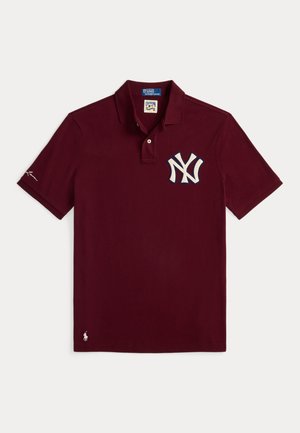 Bordowa koszulka polo wykonana z bawełny, z białym haftowanym logo New York Yankees na piersi oraz małym haftowanym logo na rękawie.