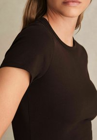Reiss JOLIE STRETCH CREW NECK  - Tricou basic - chocolate brown