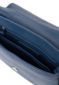 Blaues Lederhandtasche mit strukturiertem Finish. Verfügt über mehrere Innenfächer, darunter ein Reißverschlussfach und Kartenfächer.