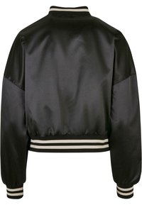 Veste bomber en satin noir au design court, avec des poignets et un bas côtelés rayés, ainsi qu'un col classique. Texture lisse avec un minimum de détails.