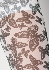 Meias finas com um padrão de borboletas em castanho escuro sobre um fundo claro, exibindo várias formas e tamanhos de borboletas.