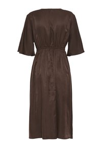 Brun satin midi-kjole med ærmer til albuen, der flår ud, samt elastisk, indsnøret talje, vist bagfra på en hvid baggrund.