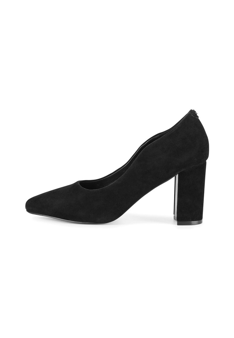 Pantofi cu toc înalt din suede negru, cu vârf ascuțit și toc bloc masiv, având o textură netedă și un design minimalist.