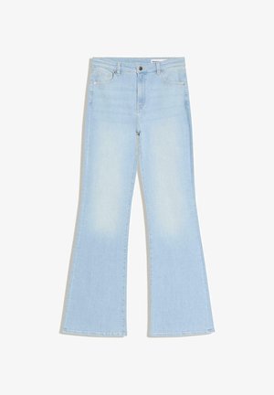 Svijetloplave trapez hlače od trapera s pojasom srednjeg rasta, diskretnim prednjim džepovima i kontrastnim šavovima. Glatka tekstura bez vidljivih uzoraka.