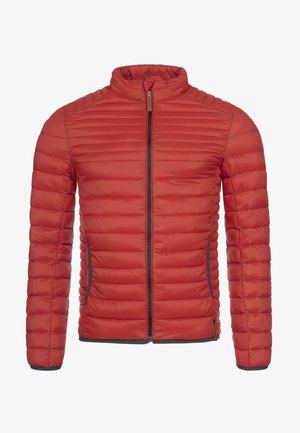 Jachetă roșie cu umplutură, cu guler înalt, design matlasat orizontal, fermoar frontal și margine gri la buzunare și manșete. Material ușor.