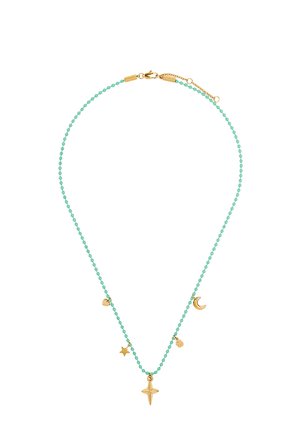 Turkusowy naszyjnik z koralikami z zawieszkami w kształcie złotego półksiężyca, gwiazdy, serca, dłoni i krzyża, zapinany na złote zapięcie w kształcie raka.