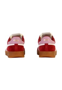 Sneaker in camoscio rosso con accenti bianchi, suola beige e linguetta rosa sul tallone con logo 'Gola' in oro. La vista posteriore mostra distintamente i dettagli del design.