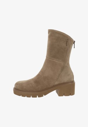 Bottine en daim beige avec un talon bloc, détail de fermeture éclair sur le côté et une texture lisse. Design simple avec un bout arrondi.
