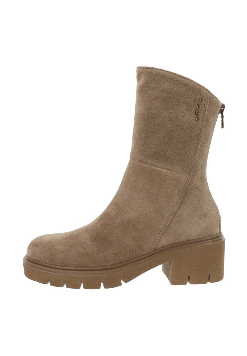 Stivale alla caviglia in suede beige con tacco a blocco, dettaglio con zip sul lato e texture liscia. Design semplice con punta arrotondata.