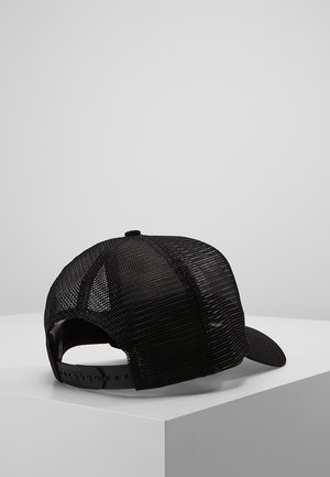 Sort mesh trucker-kasket med justerbar snapback-strop placeret på hvid overflade, vist fra bagsiden og fra siden.