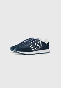 Mornarskoplave tenisice od kože i mrežice, s bijelim logotipom "EA7 Emporio Armani", okruglim vrhom i teksturiranom gumom potplatom.