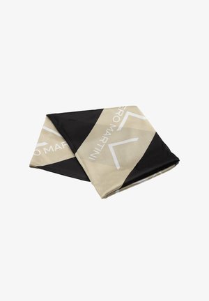 Sciarpa di seta in beige e nero con motivo geometrico e marchio bianco. Il design presenta linee diagonali e colori contrastanti.