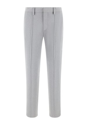 Pantalon gris clair sur mesure avec plis devant, passants de ceinture et fermeture avant dissimulée.