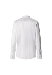 Biele tričko s tenkými vertikálnymi pruhmi v ružovej a modrej farbe. Má štandardný golier, dlhé rukávy a manžety na gombíky. Hladký textilný povrch.