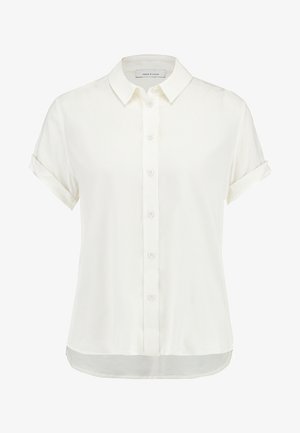 Bílá krátká halenka s krátkým rukávem, vyrobená z lehkého materiálu, s knoflíkovým zapínáním v přední části, límečkem a ohrnutými manžetami, se mírně zakřiveným lemem.