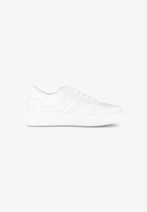 Witte lage sneaker met veterluiting aan de voorkant, gestructureerde zool en gestikte details langs de zijkanten en hiel.