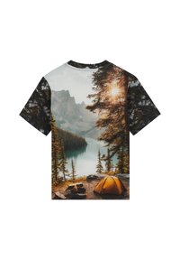 Tricou cu imprimeu scenic al unui camping pe malul lacului, cu un cort portocaliu, foc de tabără, copaci, munți și soarele care se ivește prin crengi.