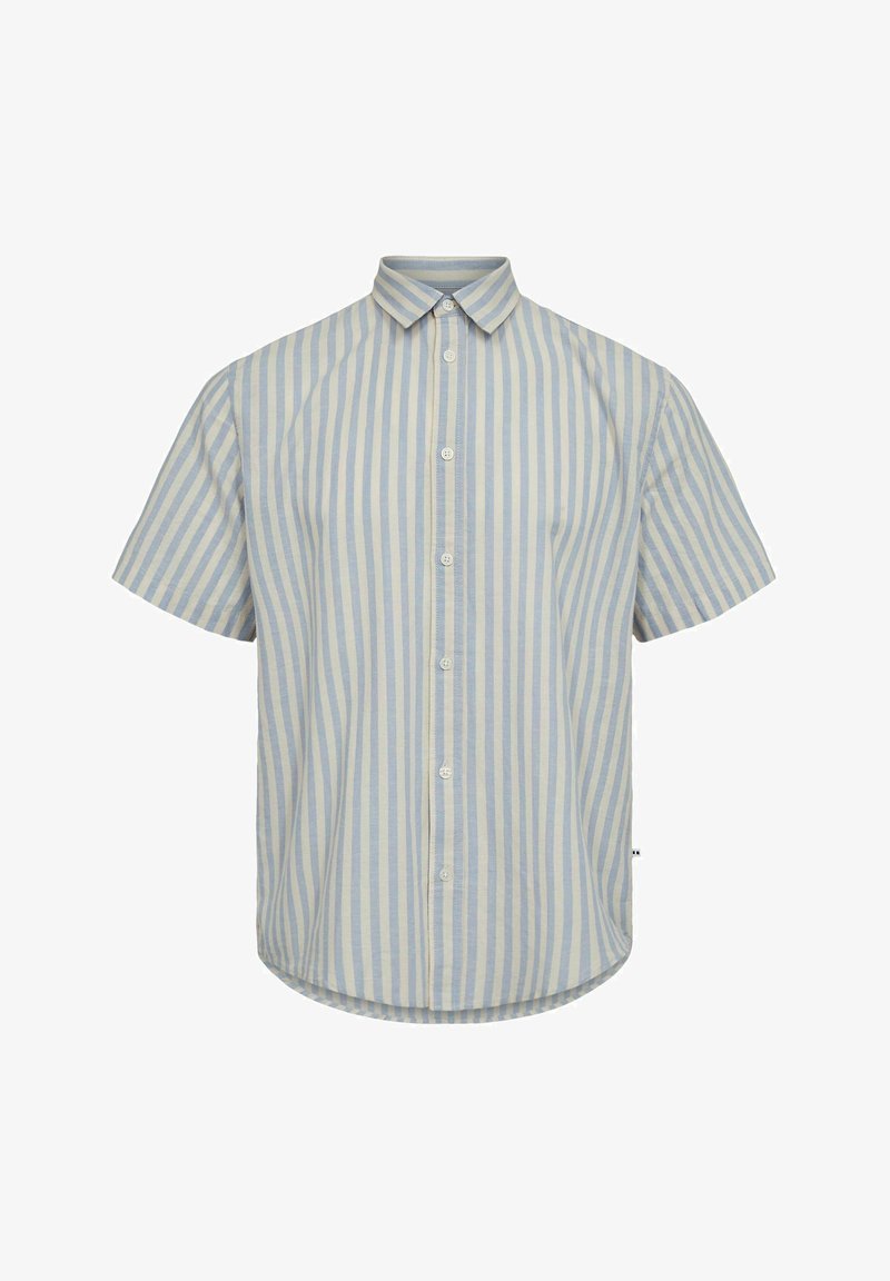 Chemise à manches courtes à boutons avec rayures verticales bleu clair et blanches et un col classique.