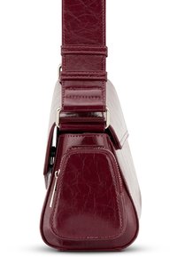 Štýlová bordová kabelka s textúrovaným povrchom, trojuholníkovým dnom a nastaviteľným popruhom. Má bočné zipsové vrecko.