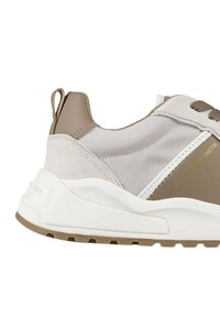 Sneaker con una combinazione di colori beige e grigio, che unisce pelle liscia, morbida scamosciata e materiali in rete; branding prominente sul lato.