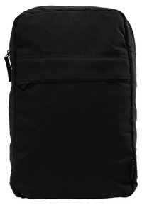 Schwarze, rechteckige gepolsterte Laptophülle mit einer vorderen Reißverschlusstasche und abgerundeten Ecken.